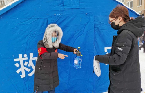 铁选厂党支部书记邱菊在为社区居民邮件消毒。。。。。
