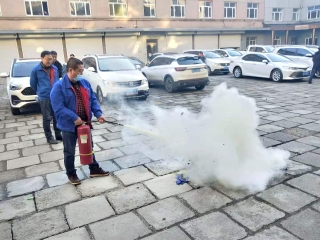 图为供电公司组织职工进行灭火器使用培训。。。。。王超 摄