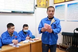 图为东荣二矿职工高兴地领回违章？？？？？？？罘祷菇  李菁冶 摄