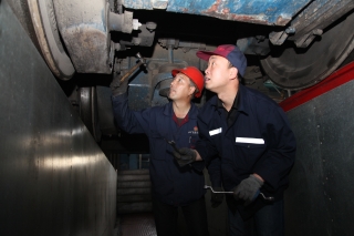 机车检修工----为确保列车运行安全，，，，，，，铁路运输部机修厂检修工对每台机车进行精检细修，，，，，，，为机车提供可靠的动力保障。。。。。。。。张宪臣 摄