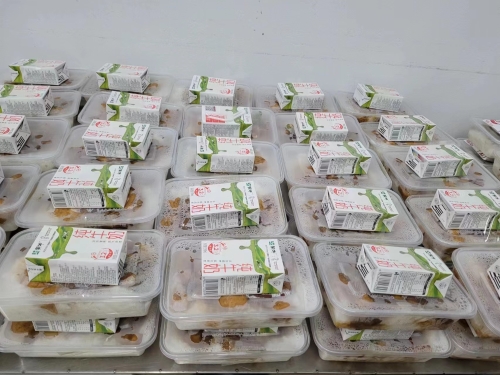 为煤矿生产建设单位井下采掘一线职工、辅助工人增配了盒装牛奶，，，，，，，牛奶经过分装与班中餐一同由送饭人员配送到井下工作面