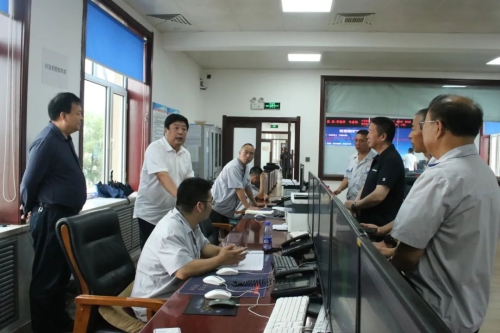 公司领导在督导检查防汛工作1