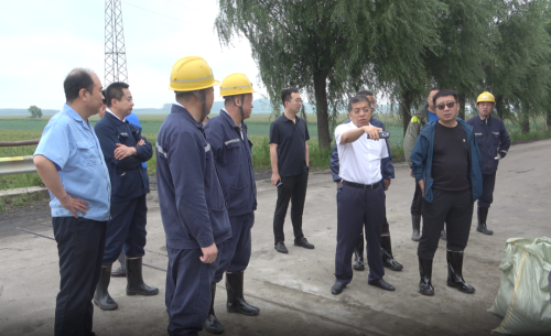 公司领导在督导检查防汛工作2