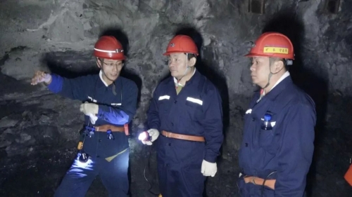 11月5日，，，，，，，，集团公司党委书记、董事长王佳喜在双鸭山矿业公司东荣二矿2